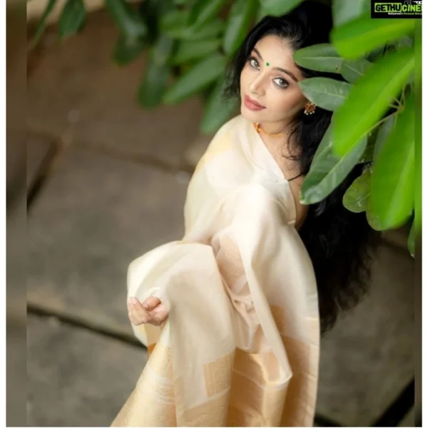 Women's Silk Printed Saree With Unstitched Blouse 5.5Mtr (Off White) - Image 2