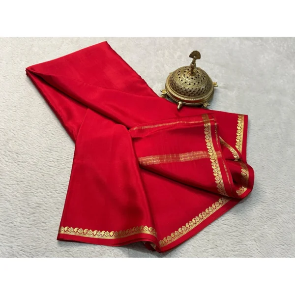 Women's Crepe Chit Pallu Solid Saree With Unstitched Blouse 5.5Mtr (Red) - Image 2